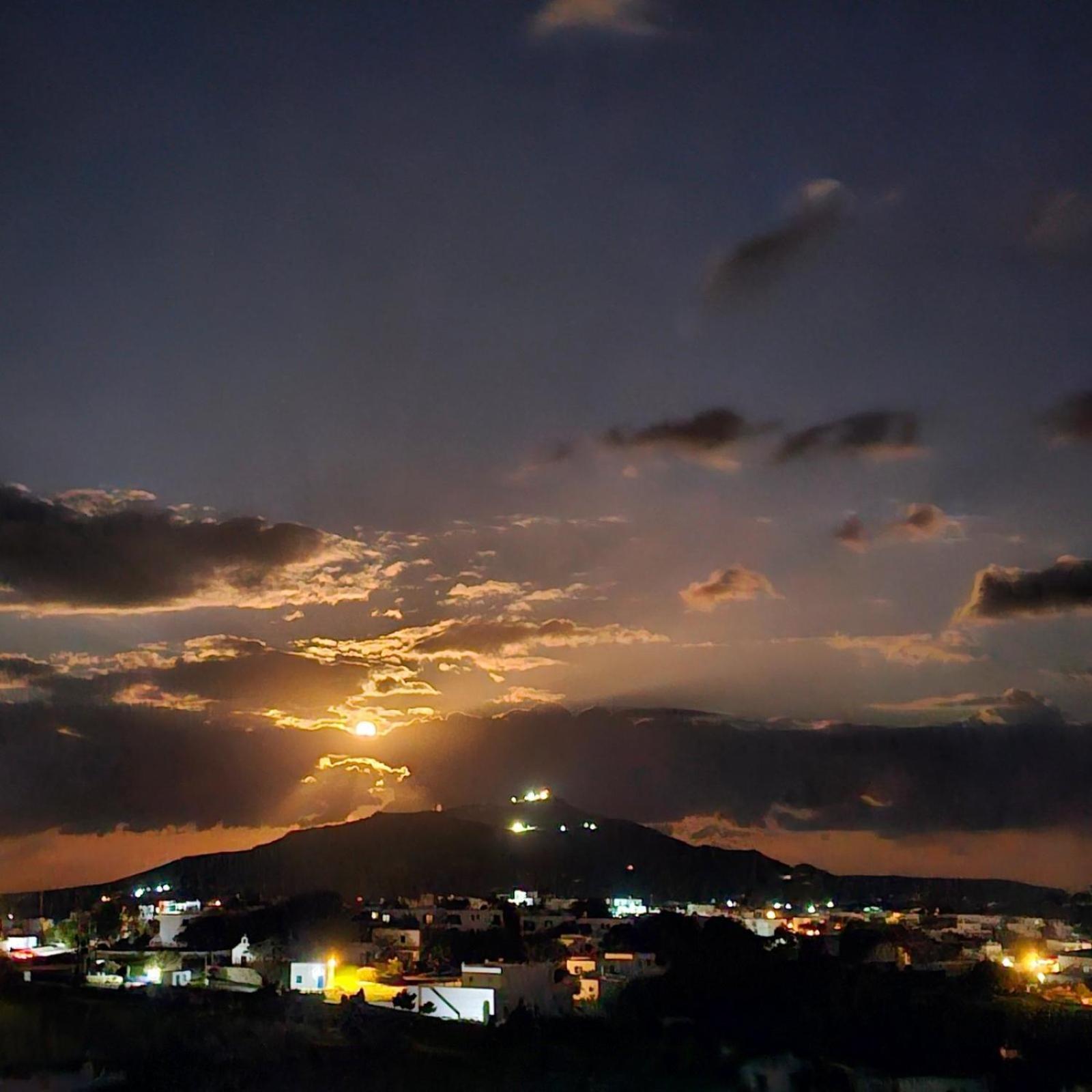 Mykonian Breeze Apartment อโนเมรา ภายนอก รูปภาพ